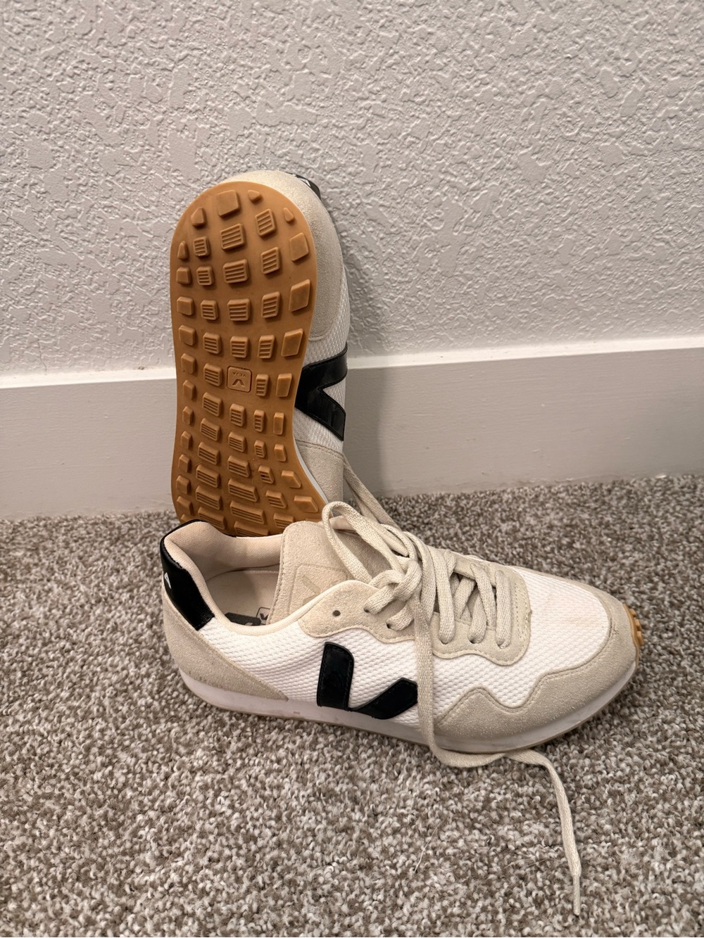 Veja White and Black Runner with Gum Sole - Men